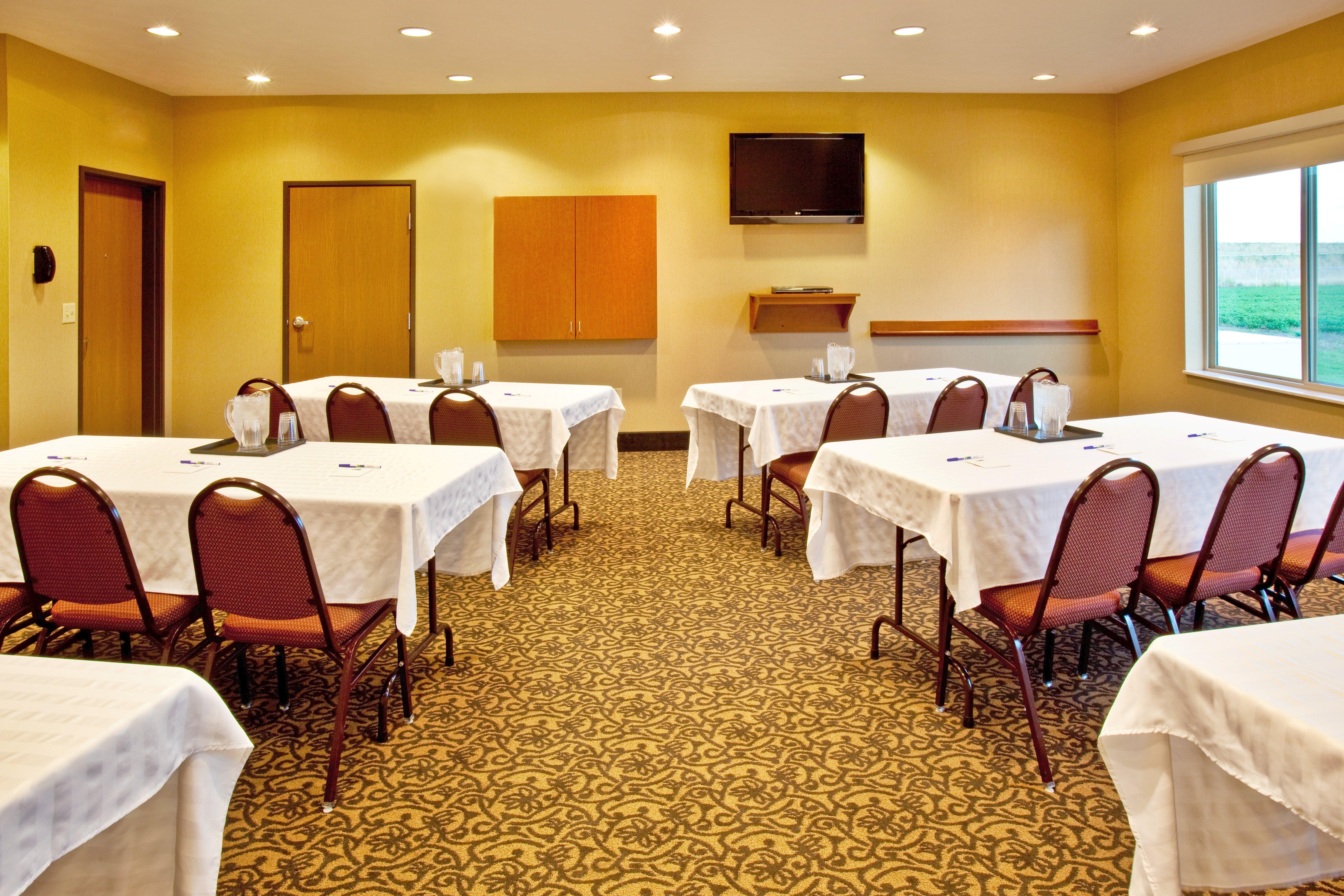 Holiday Inn Express Hotel & Suites Sheldon By Ihg Exterior photo