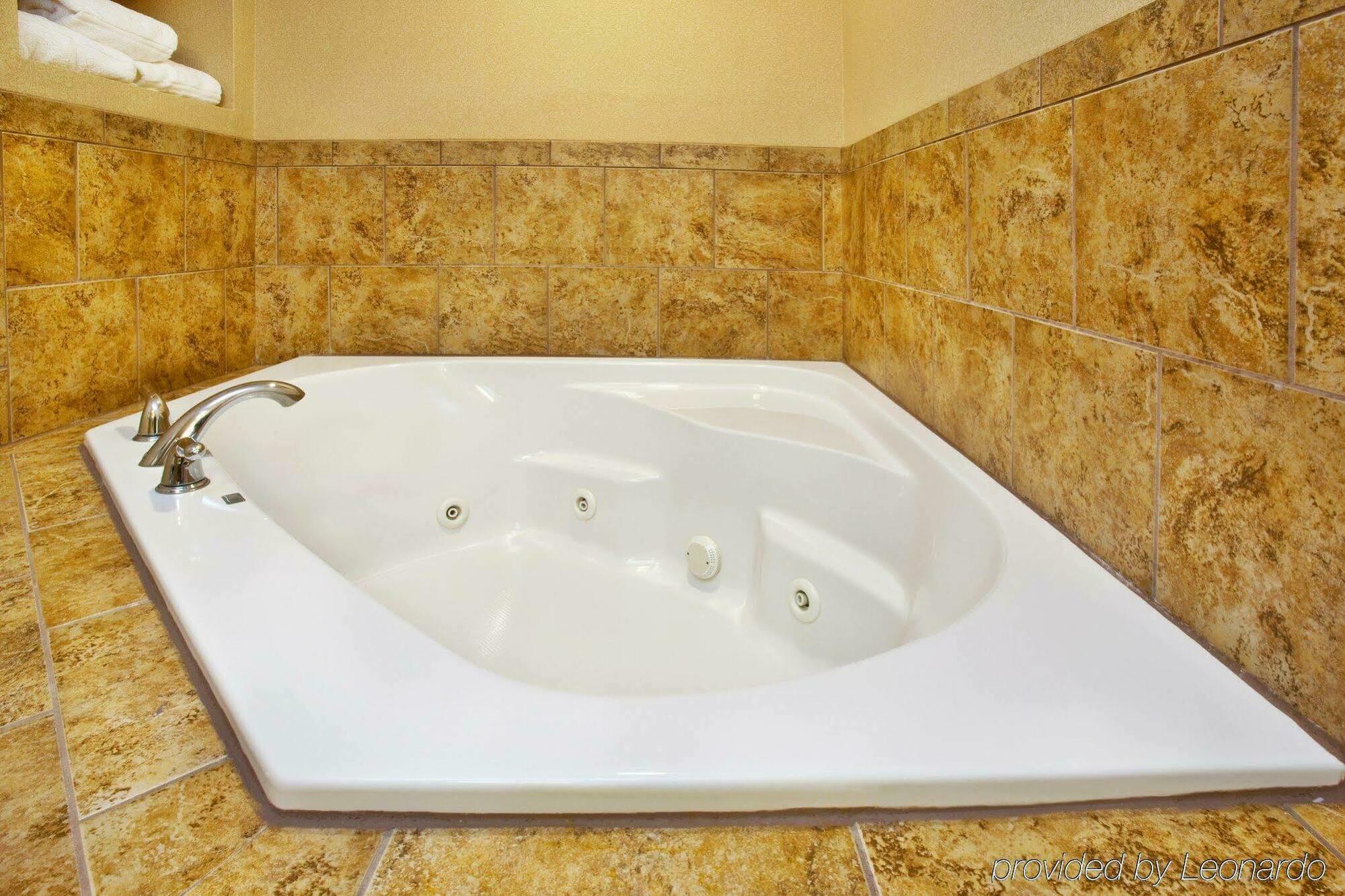 Holiday Inn Express Hotel & Suites Sheldon By Ihg Room photo